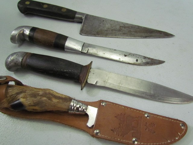 Selection of four hunting knives to include a deers hoof - Image 2 of 3