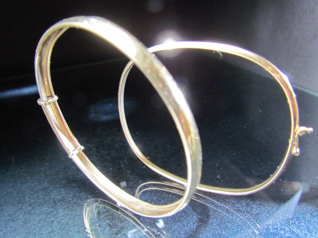 Two 9ct Gold Bracelets one plain & the other pressed decoration (approx weight 7.3g) - Image 2 of 3