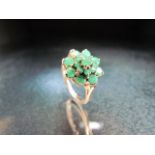 9ct Gold and emerald set daisy type ring. approx weight - 1.7g Size M