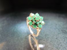 9ct Gold and emerald set daisy type ring. approx weight - 1.7g Size M