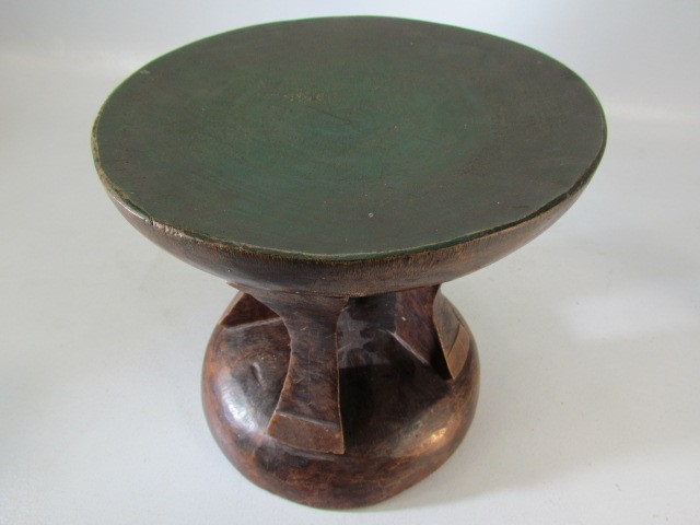 Hand carved tribal/African headrest on base with four supports and green hue to the upper surface - Image 3 of 3