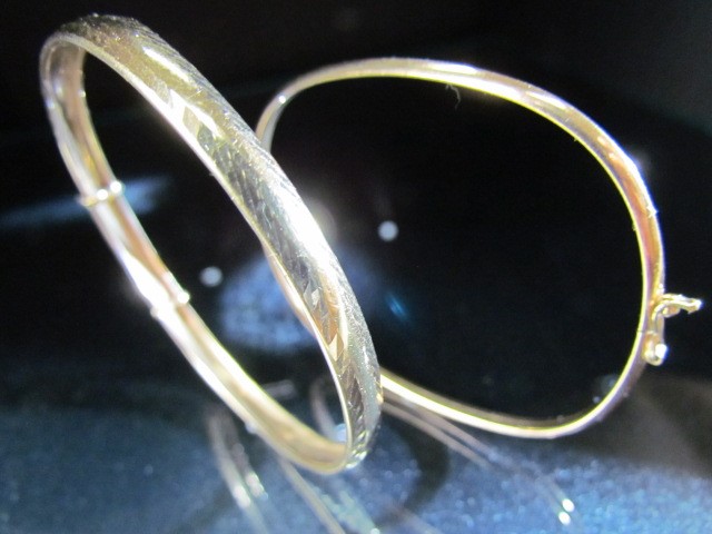 Two 9ct Gold Bracelets one plain & the other pressed decoration (approx weight 7.3g) - Image 3 of 3