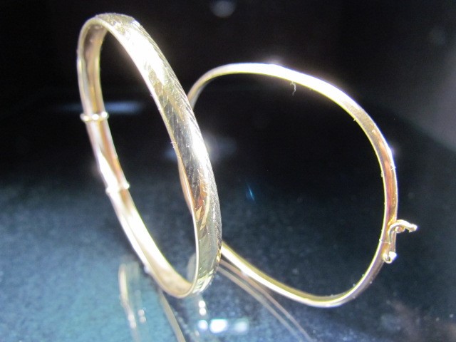 Two 9ct Gold Bracelets one plain & the other pressed decoration (approx weight 7.3g)