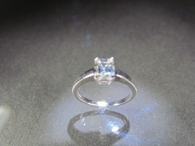 18ct hallmarked White Gold Emerald cut Diamond ring set with 0.75ct Diamond (colour I, Vs1 - Image 6 of 6