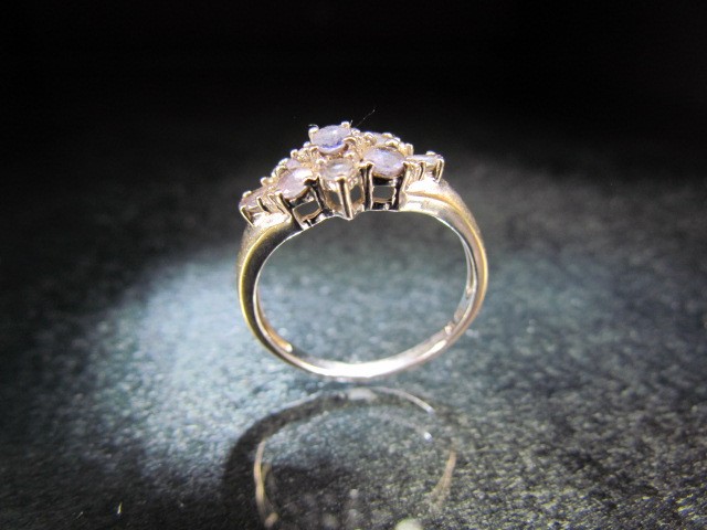 9ct Gold Tanzanite cluster ring in white gold. Approx size R - Image 4 of 4