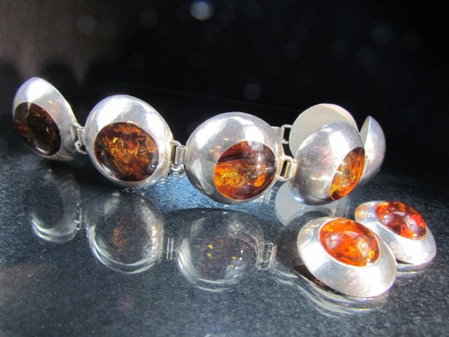 Contemporary Amber & silver Jewellery set comprising earrings and bracelet makers mark TM in a heart - Image 2 of 3