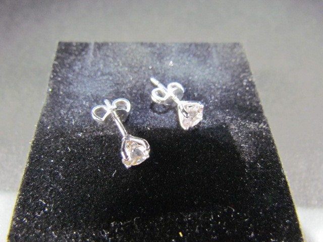 18ct White Gold Diamond Stud earrings. Total carat weight 1.06ct colour I - J - Image 3 of 4