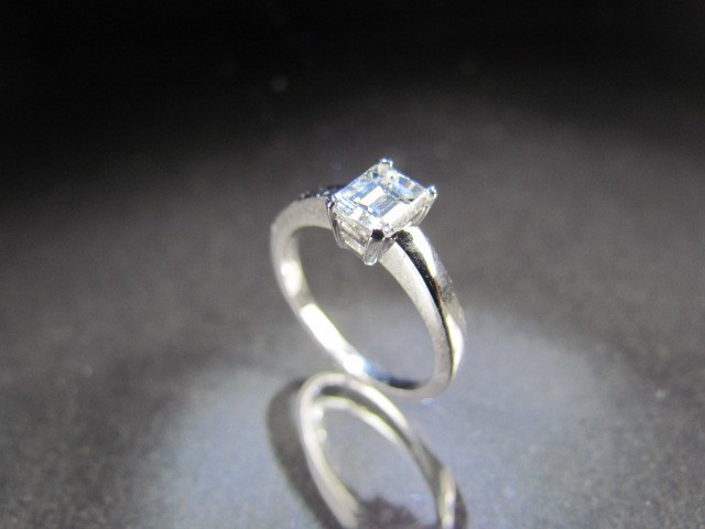 18ct hallmarked White Gold Emerald cut Diamond ring set with 0.75ct Diamond (colour I, Vs1 - Image 3 of 6