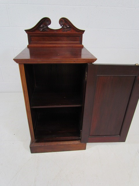 Mahogany carved pot cupboard with Fleur de lis style design to front - Image 4 of 4