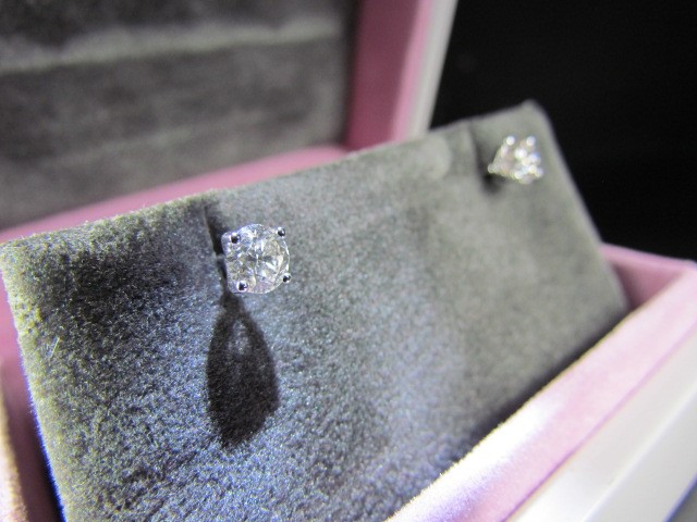 18ct White Gold Diamond Stud earrings. Total carat weight 1.06ct colour I - J - Image 4 of 4