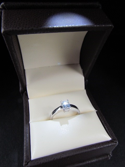 18ct hallmarked White Gold Emerald cut Diamond ring set with 0.75ct Diamond (colour I, Vs1 - Image 2 of 6