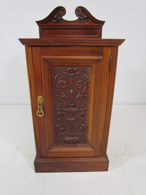 Mahogany carved pot cupboard with Fleur de lis style design to front - Image 3 of 4