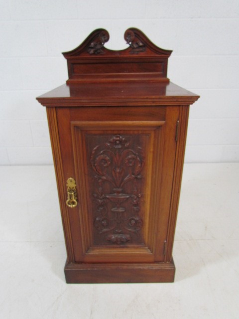 Mahogany carved pot cupboard with Fleur de lis style design to front - Image 2 of 4