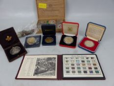 Large selection of commemorative coins and loose crowns along with a boxed set of gemstones.