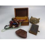 Small selection of costume jewellery to include a Jade necklace, and other trinket pieces