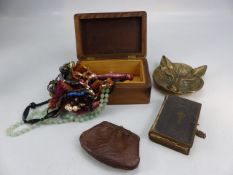 Small selection of costume jewellery to include a Jade necklace, and other trinket pieces