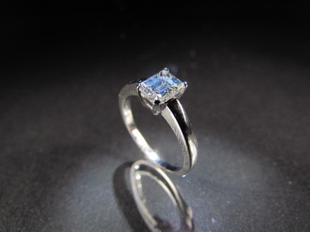 18ct hallmarked White Gold Emerald cut Diamond ring set with 0.75ct Diamond (colour I, Vs1