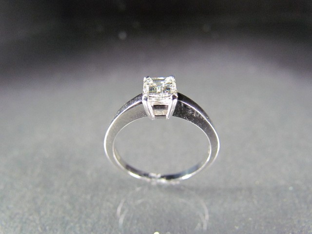 18ct hallmarked White Gold Emerald cut Diamond ring set with 0.75ct Diamond (colour I, Vs1 - Image 5 of 6