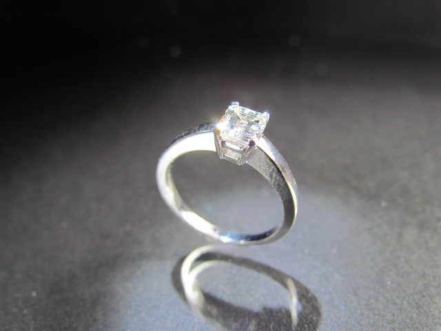 18ct hallmarked White Gold Emerald cut Diamond ring set with 0.75ct Diamond (colour I, Vs1 - Image 4 of 6