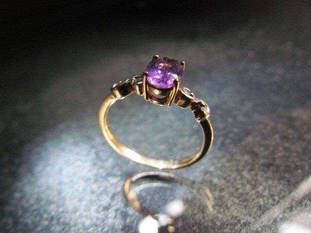 Amethyst and Diamond ring in 9ct Gold - approx size uk - N 1/2 - Image 2 of 4