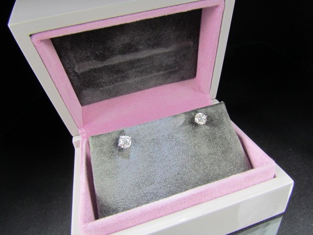 18ct White Gold Diamond Stud earrings. Total carat weight 1.06ct colour I - J