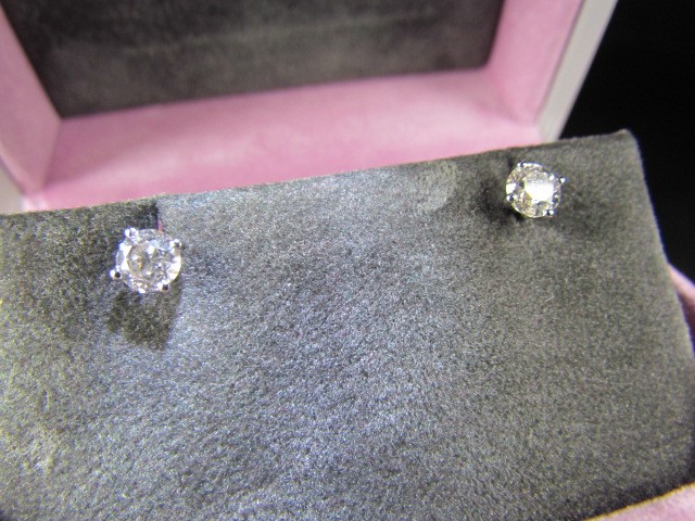 18ct White Gold Diamond Stud earrings. Total carat weight 1.06ct colour I - J - Image 2 of 4