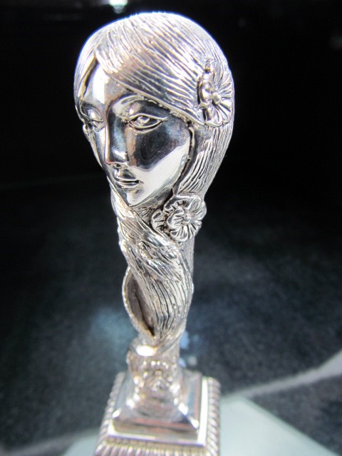 Silver plated art nouveau style figure of a lady in the form of a seal - Image 2 of 4