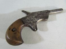 Muff/Parlour pistol with wooden grip