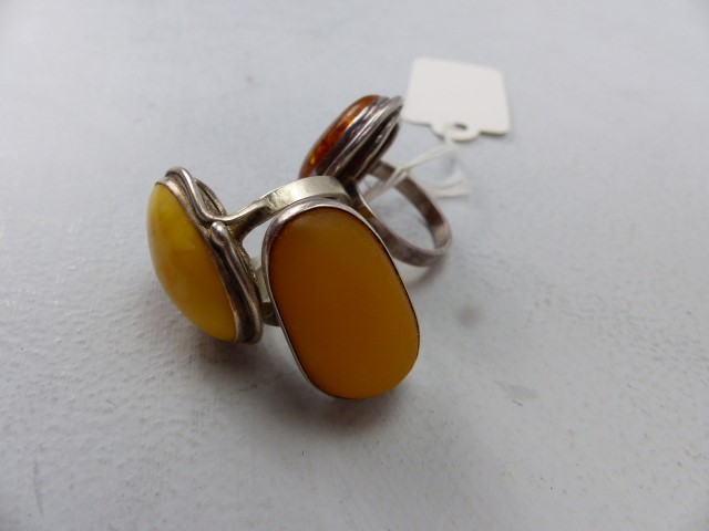Three Silver rings Set with Amber & Butterscotch Amber - Image 4 of 5
