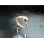 Ladies 9ct gold daisy ring (total weight approx 2.1g)