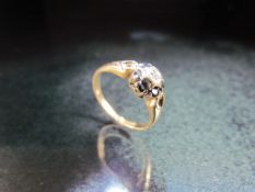 Ladies 9ct gold daisy ring (total weight approx 2.1g)