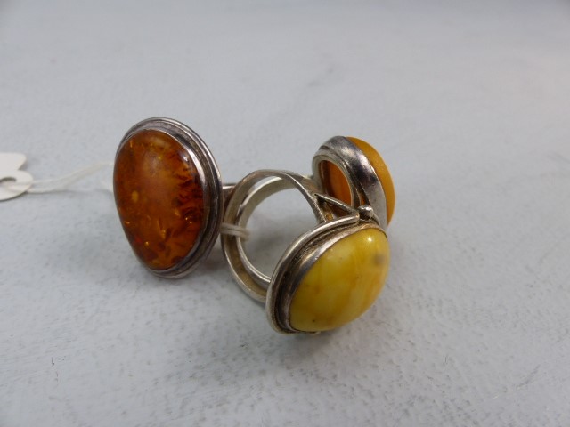 Three Silver rings Set with Amber & Butterscotch Amber - Image 3 of 5