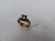 9ct Gold ring set with Georgian paste stone (approx 3g)