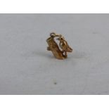 9ct hallmarked Gold Charm of a Woodpecker on a tree (approx 3.1g)