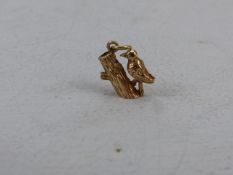 9ct hallmarked Gold Charm of a Woodpecker on a tree (approx 3.1g)