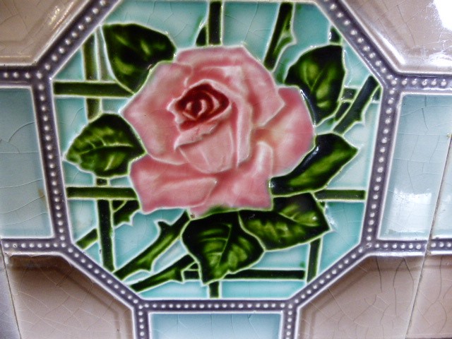 Wash stand with marble top and rose patterned tiled splash back - Image 4 of 5