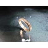 Gold Band with decoration marked 375 (total weight approx 2g