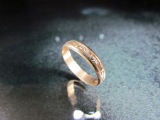 Gold Band with decoration marked 375 (total weight approx 2g