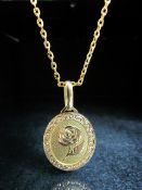 Yellow gold pendant necklace with embossed flower head decoration