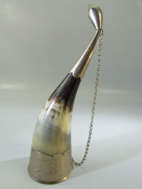 Horn stirrup cup with silver coloured mounts and chain - Image 4 of 4