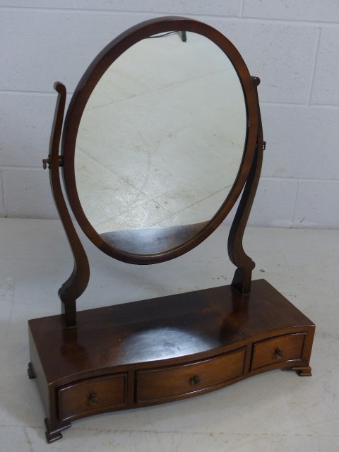 Mahogany dressing table mirror with drawers