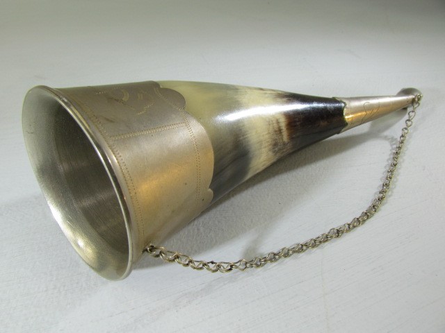 Horn stirrup cup with silver coloured mounts and chain