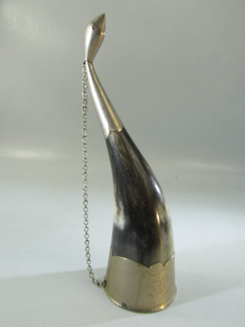 Horn stirrup cup with silver coloured mounts and chain - Image 3 of 4