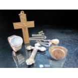 Jewellery consisting of two crucifixes and two rings, one hallmarked 9ct gold 375 (approx 2.2g)