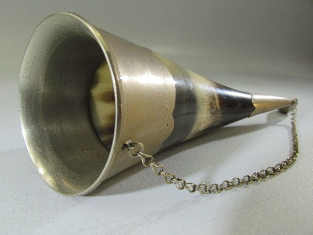 Horn stirrup cup with silver coloured mounts and chain - Image 2 of 4