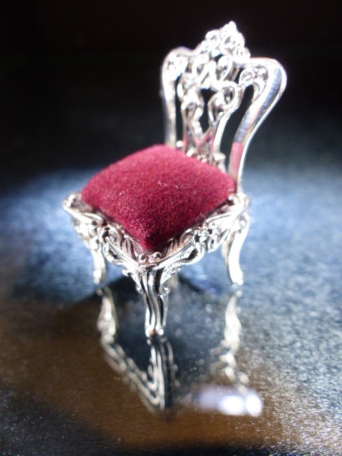 Silver pincushion in the form of a miniature chair - Image 2 of 5