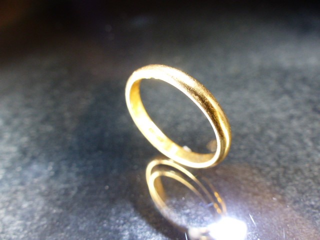 22ct Hallmarked wedding band total weight approx 3.4g