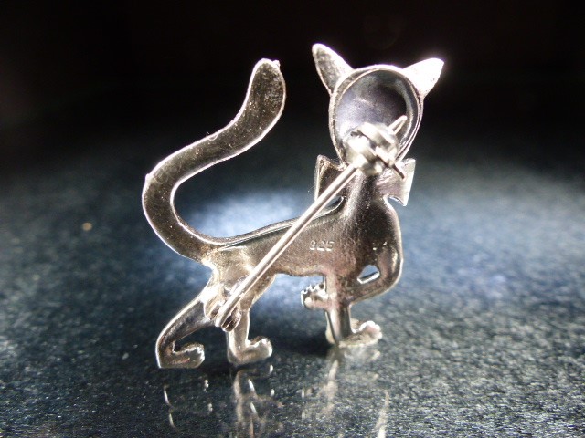 Silver and CZ brooch in the form of a cat set with marcasites - Image 3 of 3