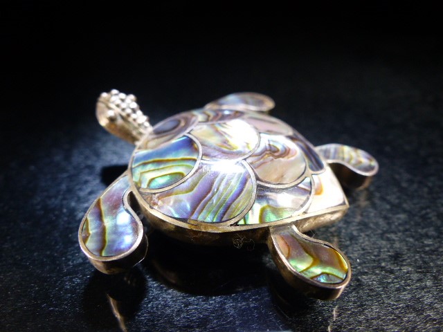 Tortoise Brooch set on 925 Silver the shell made from New Zealand Paua Shell - Image 2 of 5