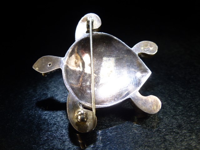 Tortoise Brooch set on 925 Silver the shell made from New Zealand Paua Shell - Image 5 of 5